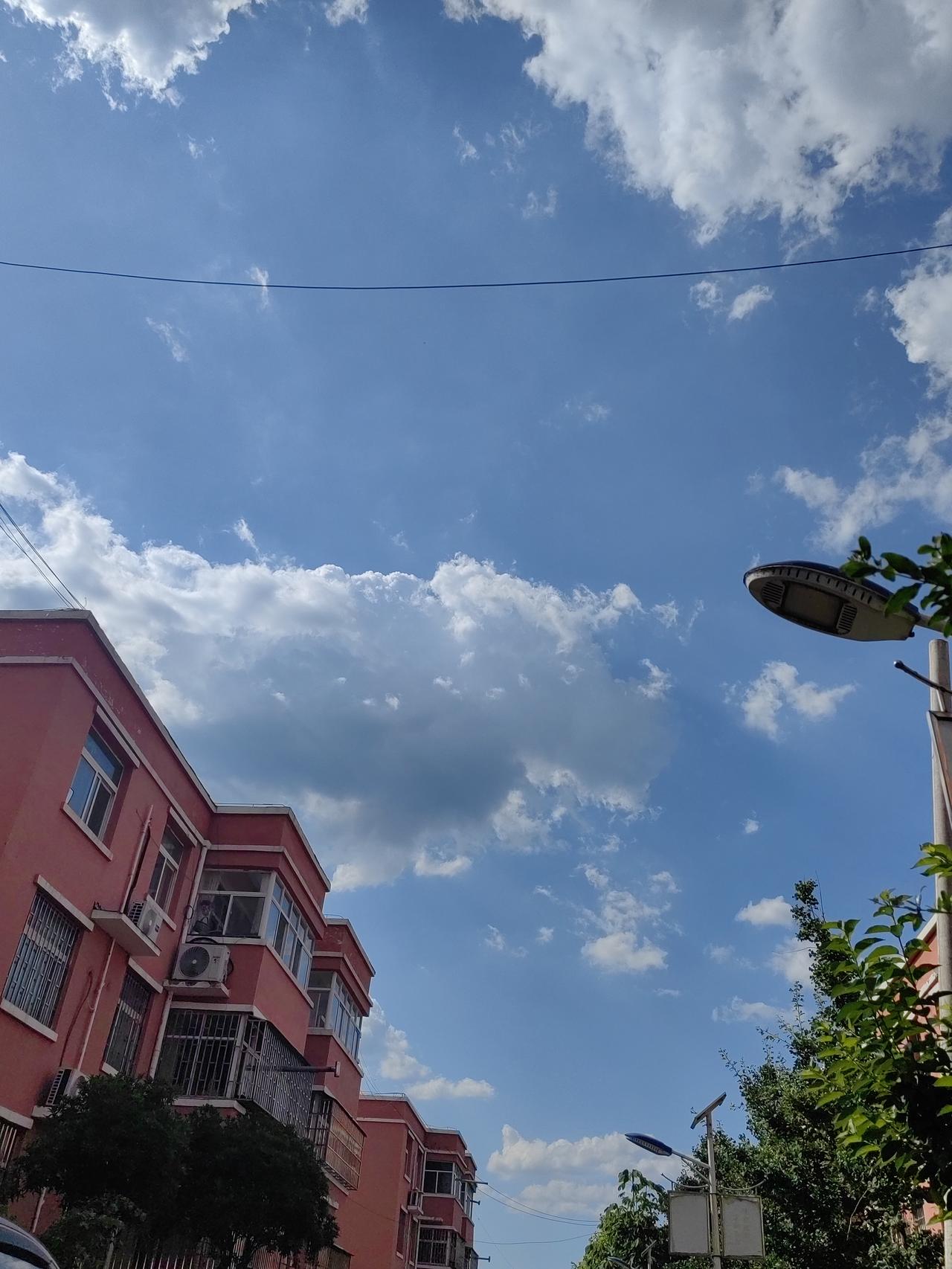 这是什么情况？一团黑云