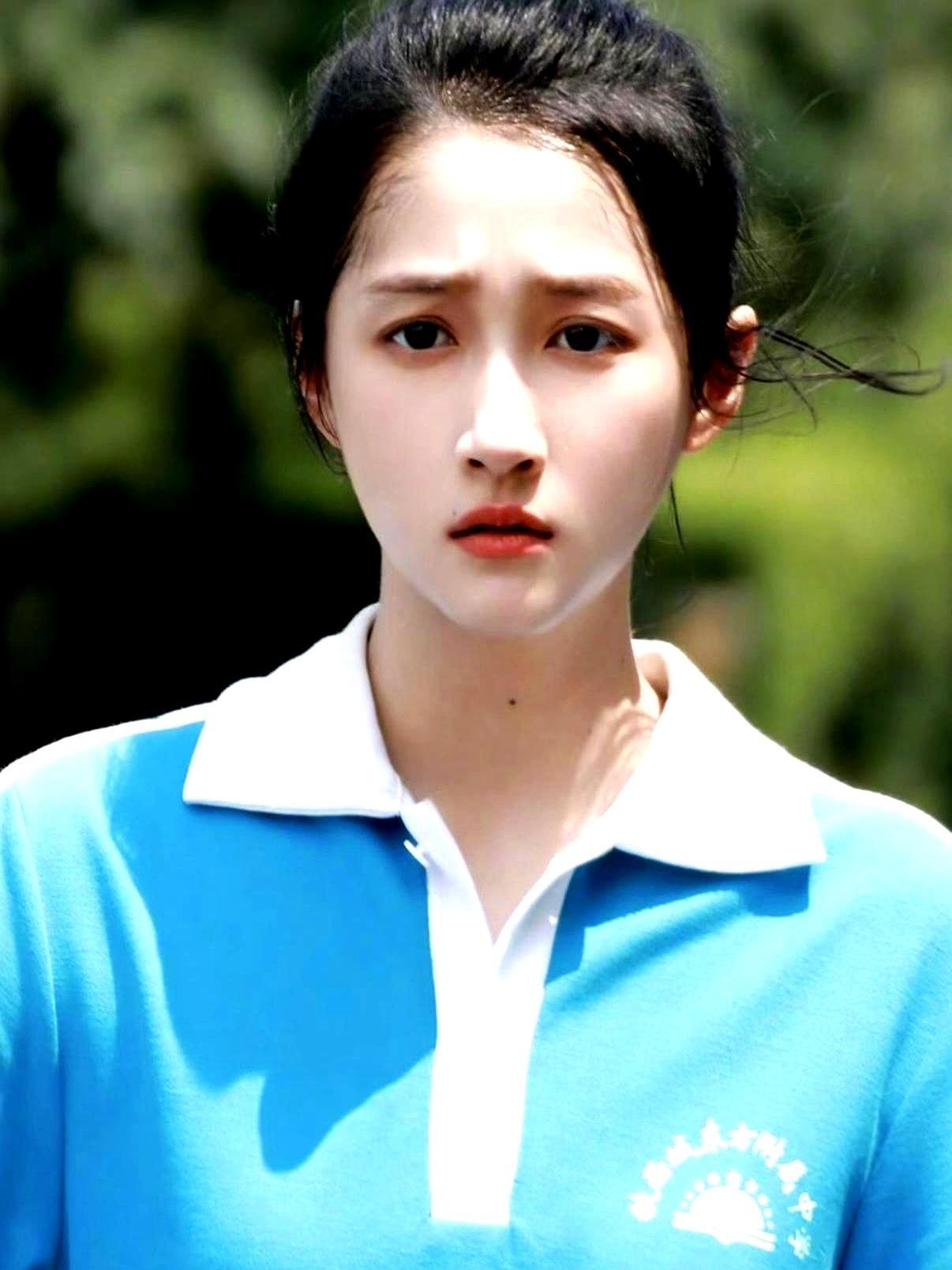 镜头叫她关大壮，真人瘦到风一吹就晃
 
换做是你，刚刷到她的镜头骂“壮”，转头偶