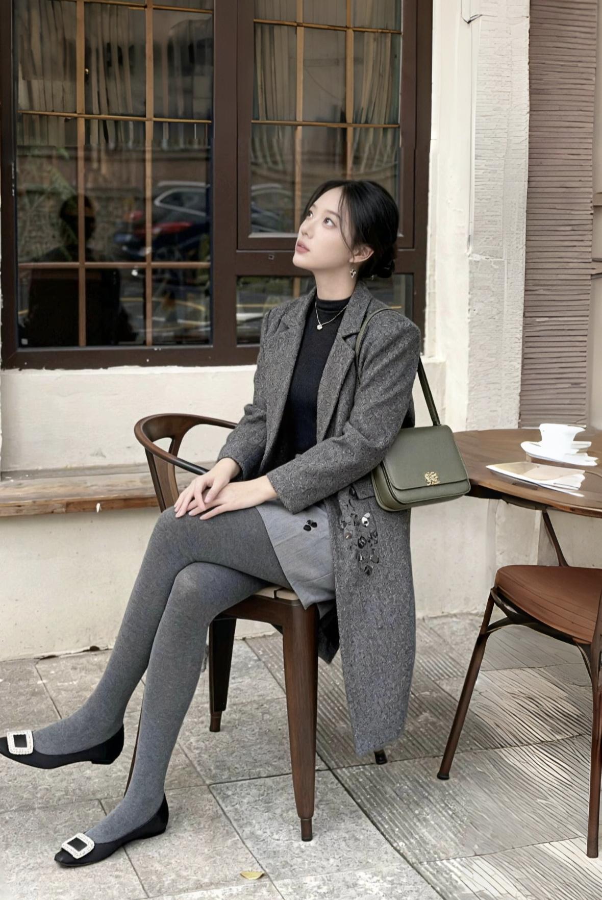 年底的忙碌有点焦虑
或许没有时间去打理账号
分享唯美可爱的大衣配厚黑了
在这向大