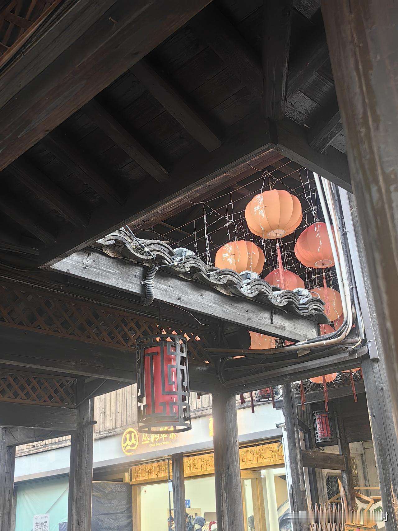 某地一男子及家人，强迫女友为他家去世的老人守夜，这合乎情理吗？

男子的奶奶，一