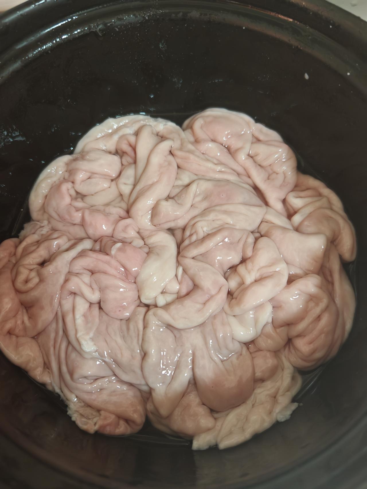 想吃猪大肠了，好久没自己弄过，今天一大早到市场买了两斤多点，15块钱一斤。早上八