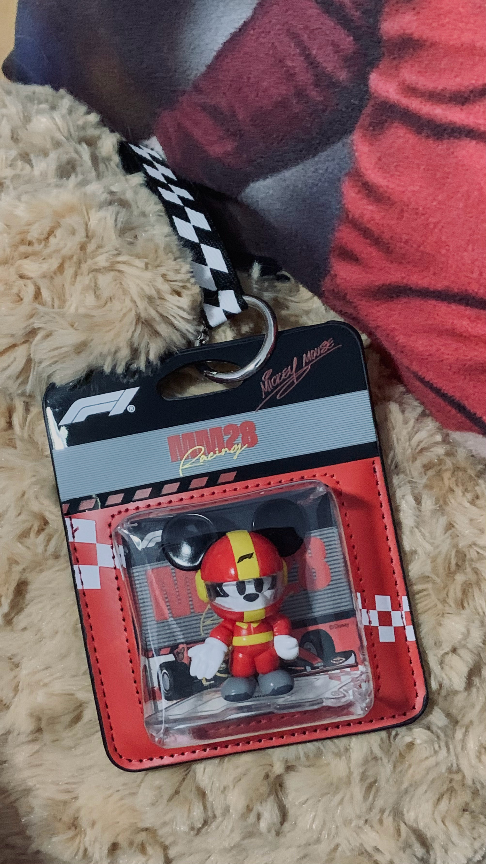 F1上海站戒断结束了 这俩挂件也到了😪拿到手也没有什么激动的感觉 … 