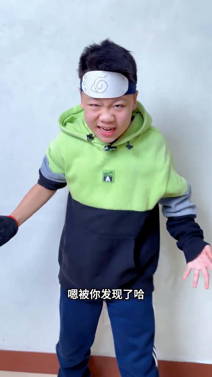 漩涡鸣人，被你发现了，你逃不了了影分身。看我真正的火影忍者宇智波佐助，全身可动，