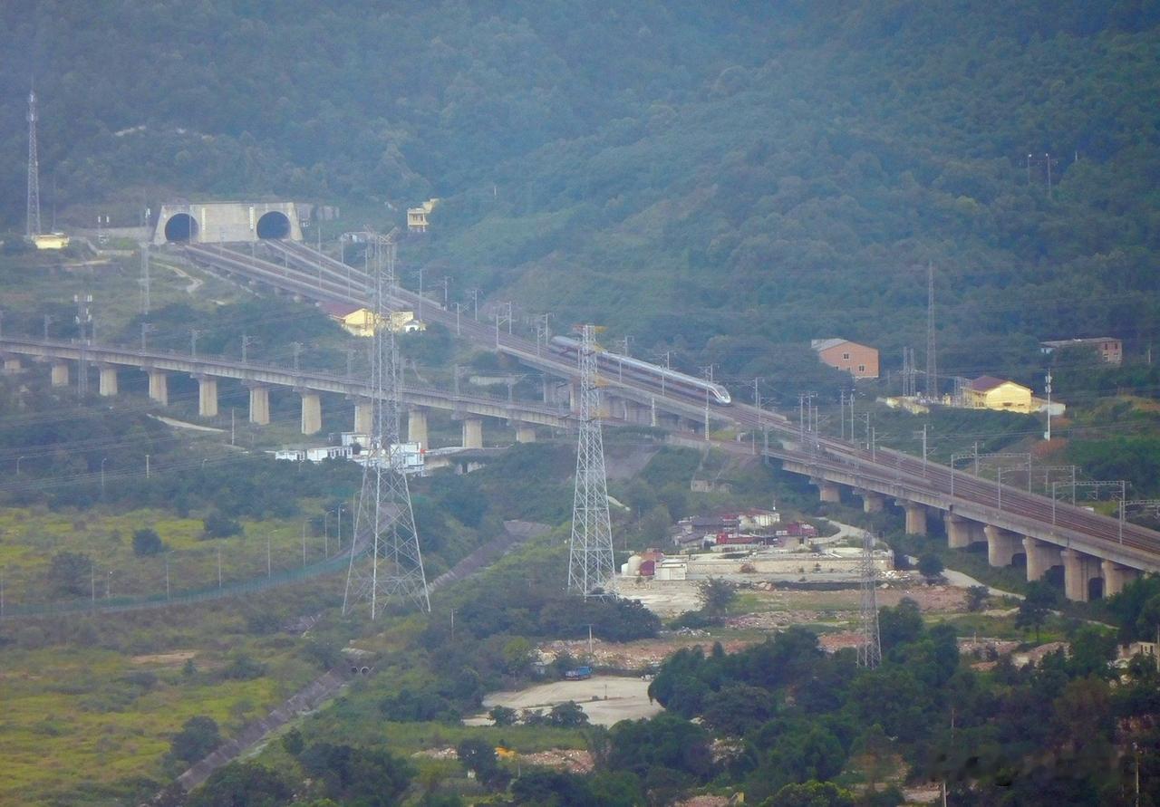 2021年7月在寨山坪上拍摄的，成渝高铁上的智能复兴号动车组经过新中梁山隧道与寨