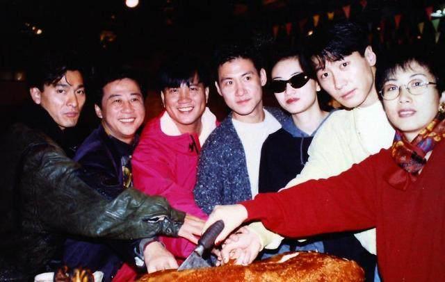 7星同框：万梓良刘海齐眉，朱唇贝齿，玫红外套更称得蔚然清秀；歌神张学友目若朗星，