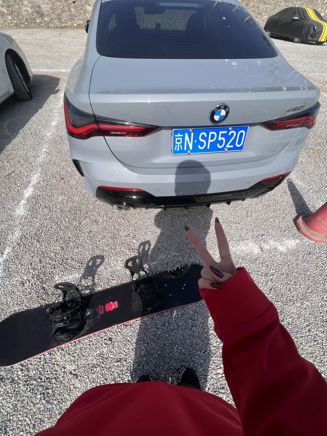 不知道是在滑雪还是滑冰还是滑水……