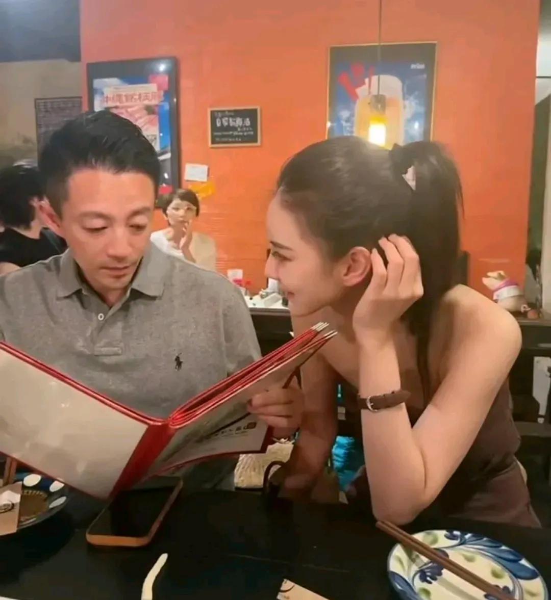 我的天呀
这个角度看汪小菲
怎么像小老头呀
而他的老婆马筱梅
却美得不像话
看起