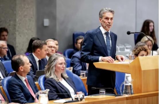 这一回中国可真要杀鸡给猴看了。中国实在忍无可忍，终于要杀鸡给猴看了，谁是这只鸡？