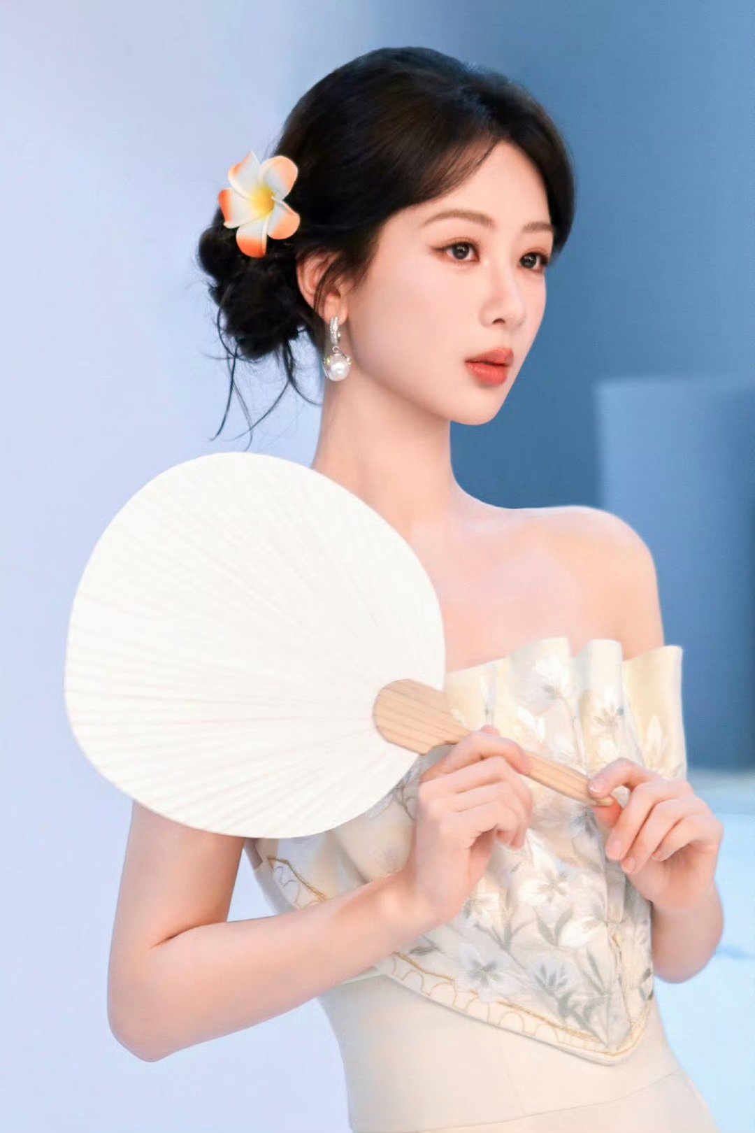 杨紫探索夏天美味  杨紫草莓芭乐，粉色纱裙清新温柔好好看！一起探索夏天美味杨紫草