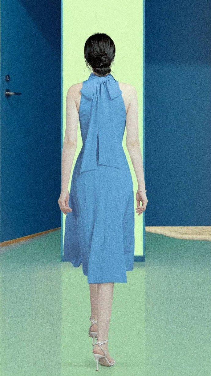 简直就是大女主[哇]一人分饰两角 双女主也素自己演 太绝了！！！我可太期待这个小