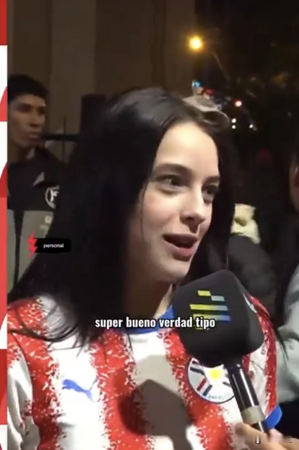 继此前的胸夹手机美女里克尔梅之后，此次世界杯又一位巴拉圭美女爆红，她的名字叫阿奎