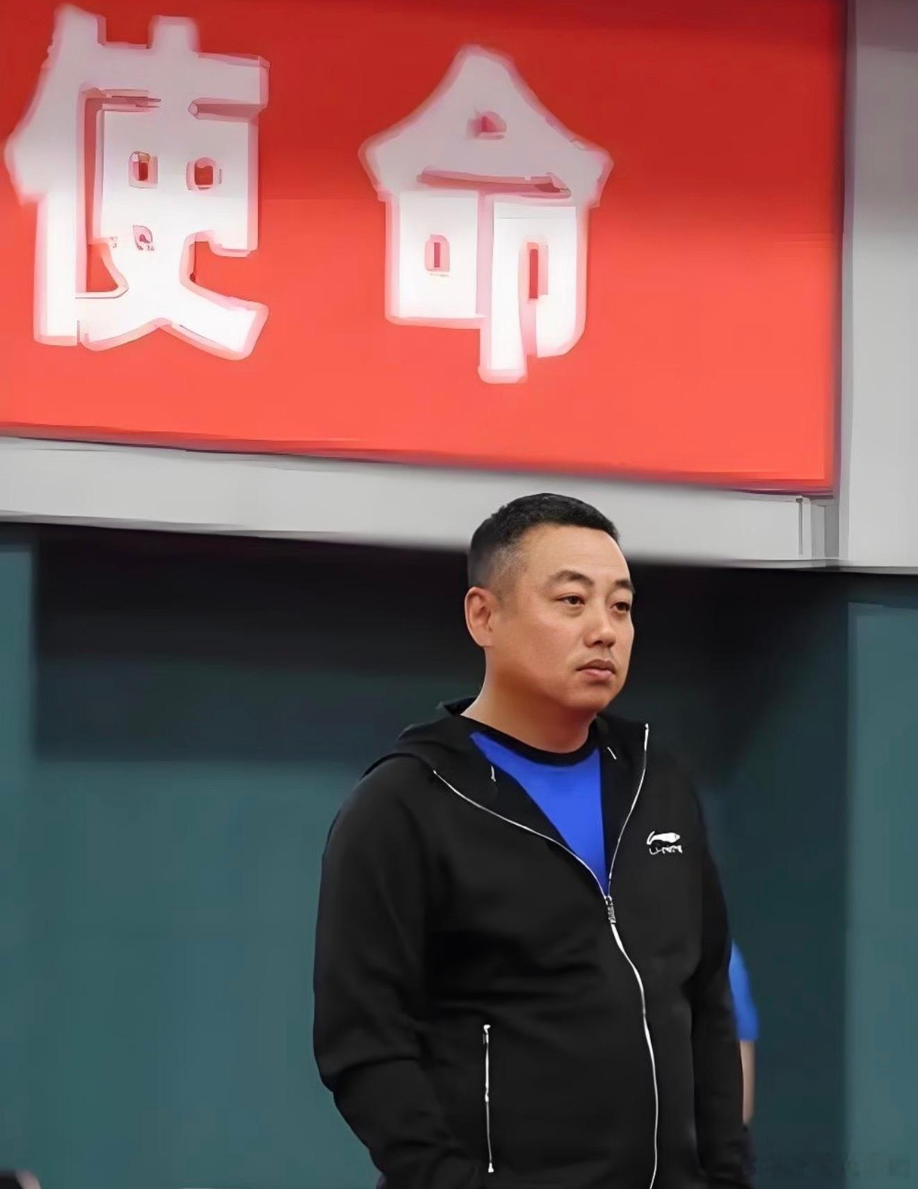 国乒男团一丢冠军，刘国梁又被拉出来了。有人说年轻球员没得到足够锻炼，有人质疑这些