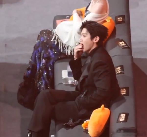 全网都知道白敬亭偷吃了白敬亭偷偷从怀里掏出食物 白敬亭自带吃货属性，偷偷从怀里掏