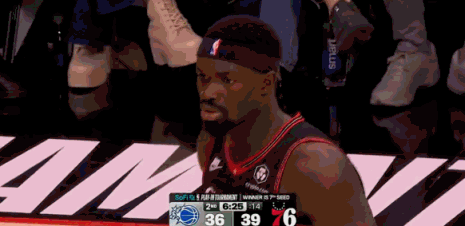 笑死个人……
马克西这个反跑太牛了👍👍👍
不仅晃晕了对手也晃晕了队友[呲牙