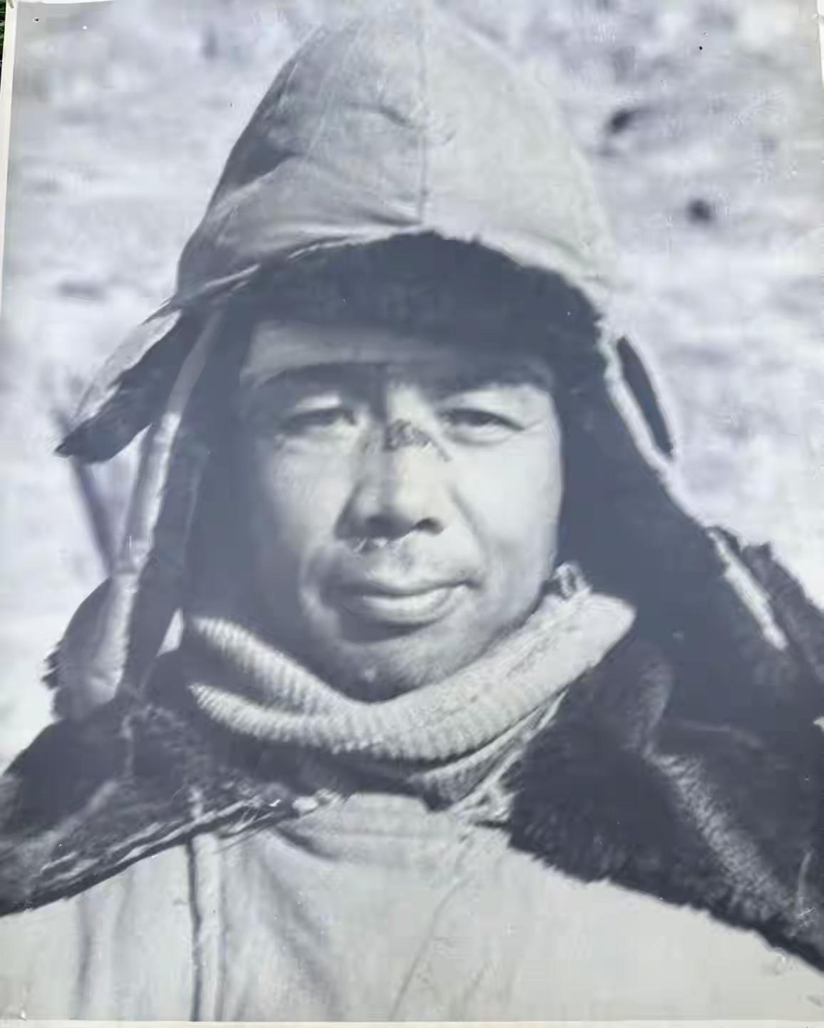 1948年，傅作义麾下的心腹爱将韩天春被俘，留下了这一张颇为罕见的留影。从照片里