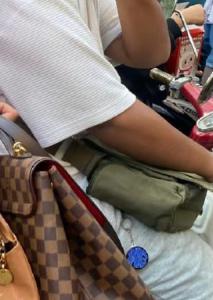 印尼抗议人民开始了零元购，多个印尼议员，甚至财政部长家被洗劫一空，名表、爱马仕包