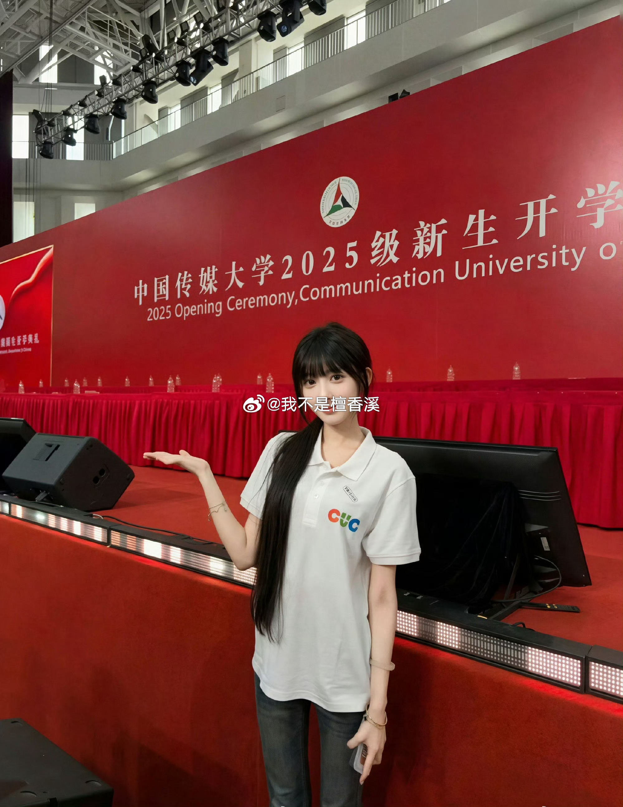 被擦妆 5 次的艺考女生，亮相中传开学典礼 ​​​