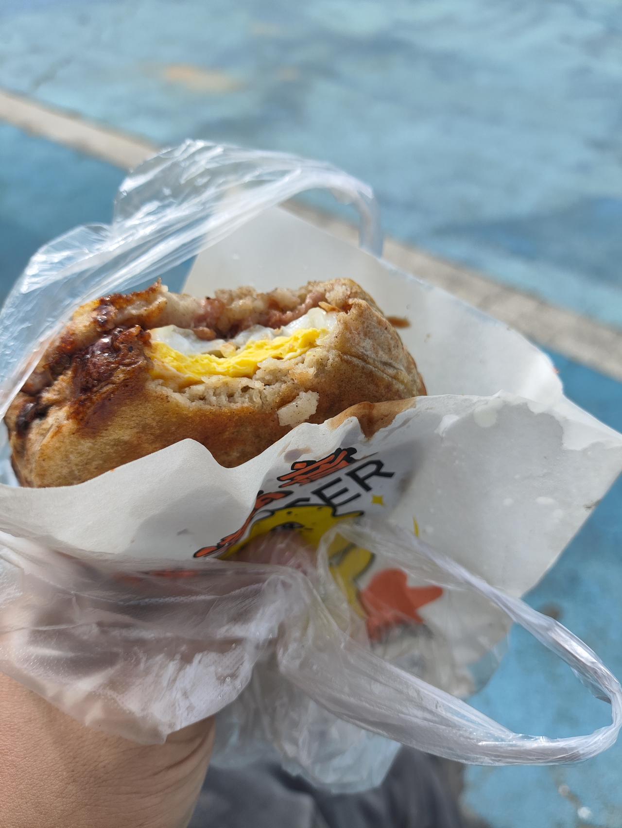 在我很小很小的时候，这种鸡蛋汉堡两块一个，在那时候一碟炒粉才1块2的情况下，这种