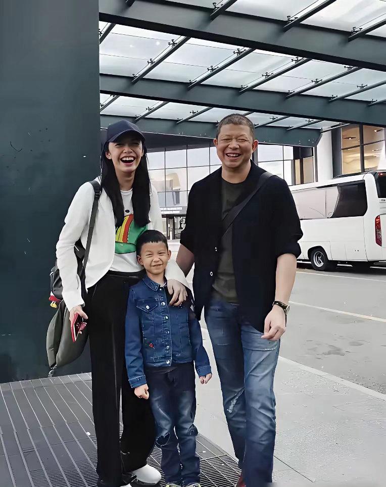 姚晨和曹郁的儿子小土豆，年纪虽小，却已显露出惊人的艺术天赋。一双修长的手，骨节分