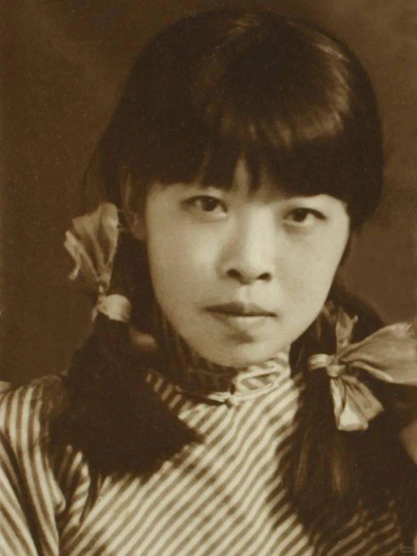 “我一生蕞大的悲哀与痛苦，便是身为女人。”1942年，萧红病逝，弥留之际，她写下...
