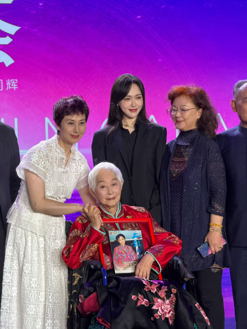唐嫣今天的造型可以叫“举重若轻”。黑西装不是谁都能撑起来，她撑起来了，而且显得毫