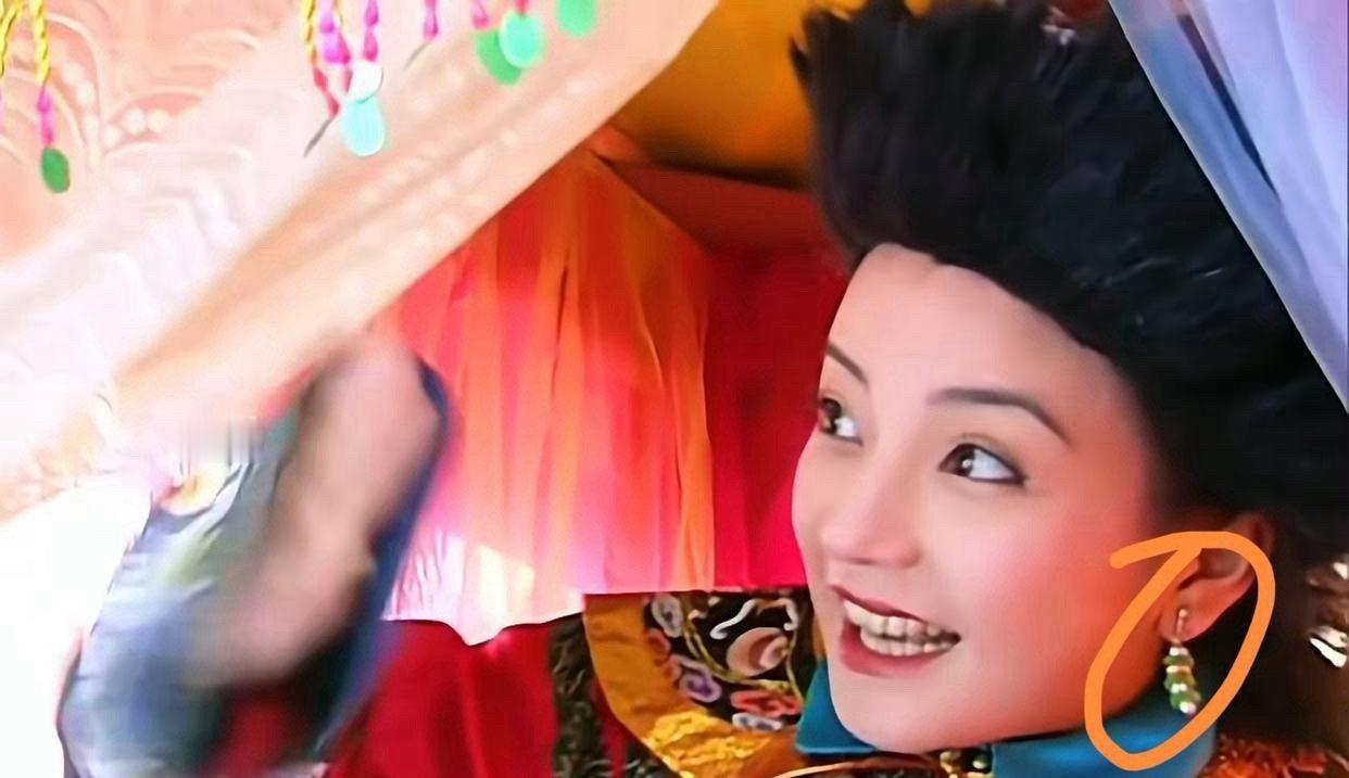 还珠三美用的耳环全是耳夹款的。 