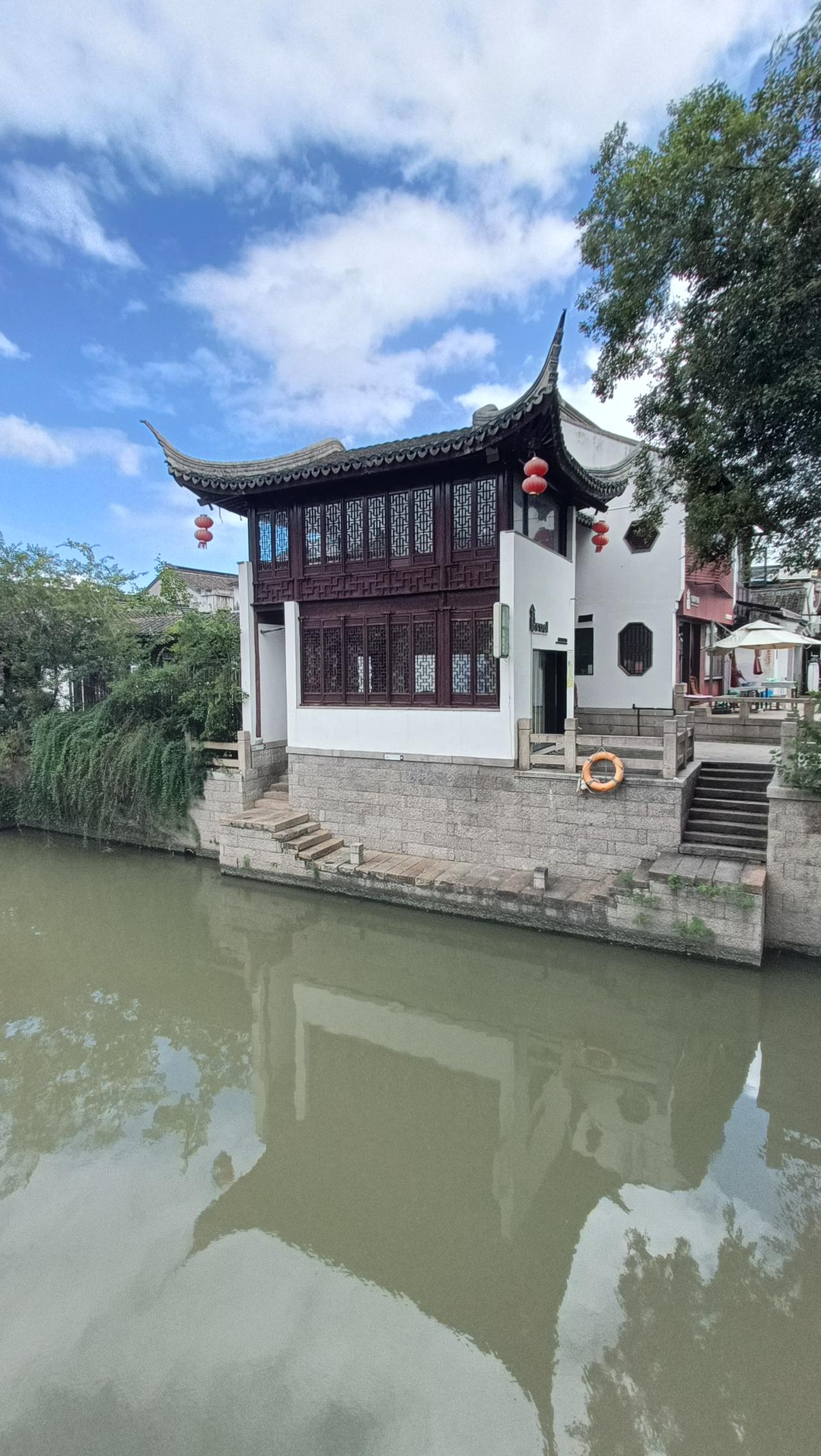 河边的古风建筑，那美真是绝了！上次去江南水乡，就被河边一栋栋古风建筑迷得不行。白