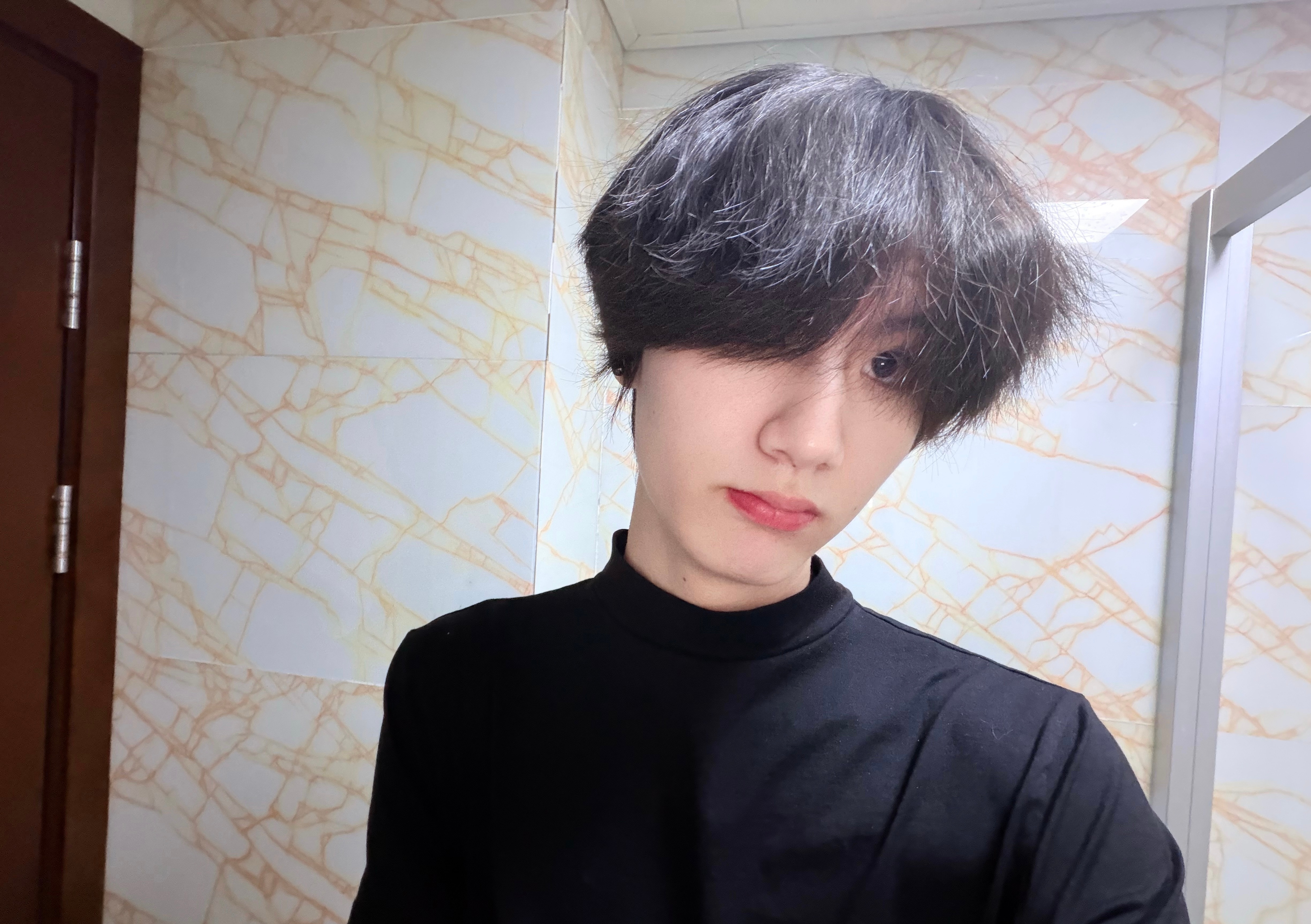 李煜东泡泡自拍李煜东泡泡自拍🫧：“我的头发很炸吗”素颜蓬松碎发自带清冷感，简单