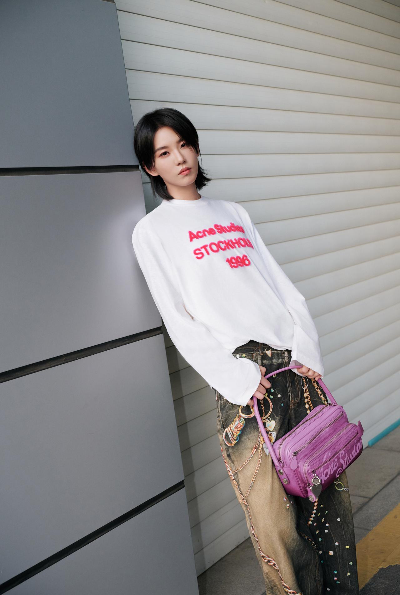 酷趣交织，衬托慵懒轮廓。
随性自在，描摹轻盈时光。

今日份「柯式」清爽，💓请