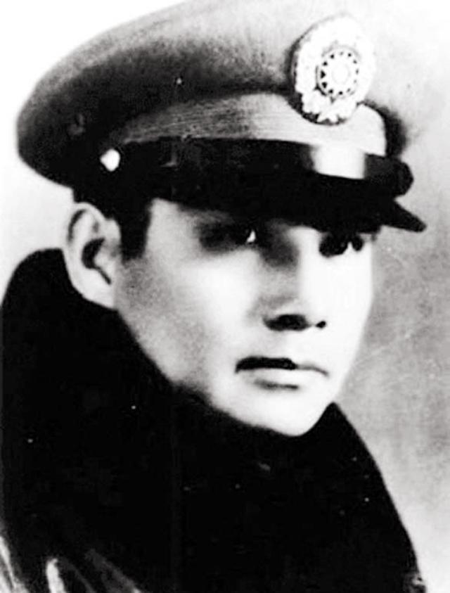 1935年冬天，张灵甫回到西安对妻子说，“我想吃饺子。”妻子弯身去割韭菜，张灵甫