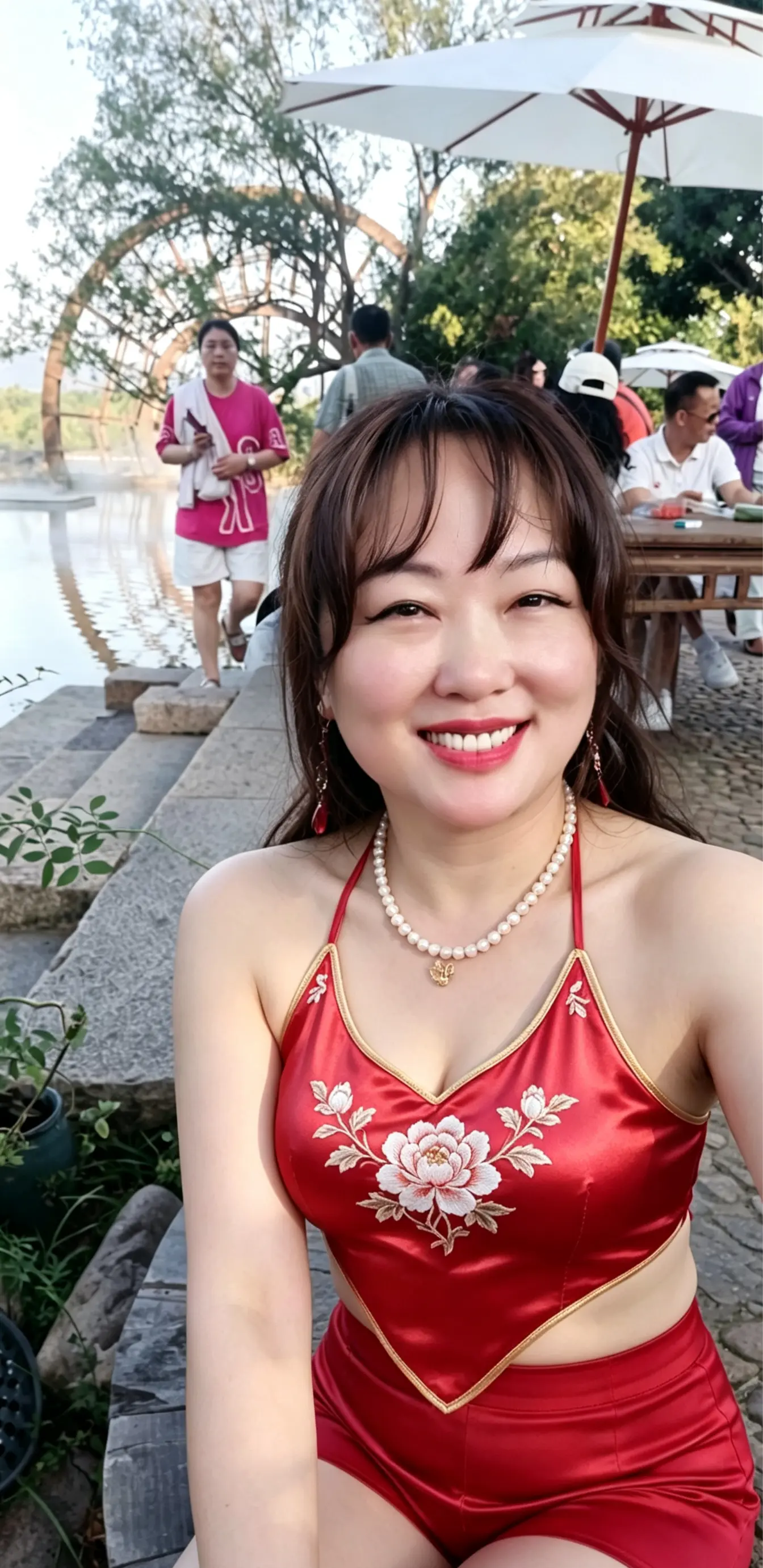 抱财神 坐凳享福 寓意很好 红肚兜
