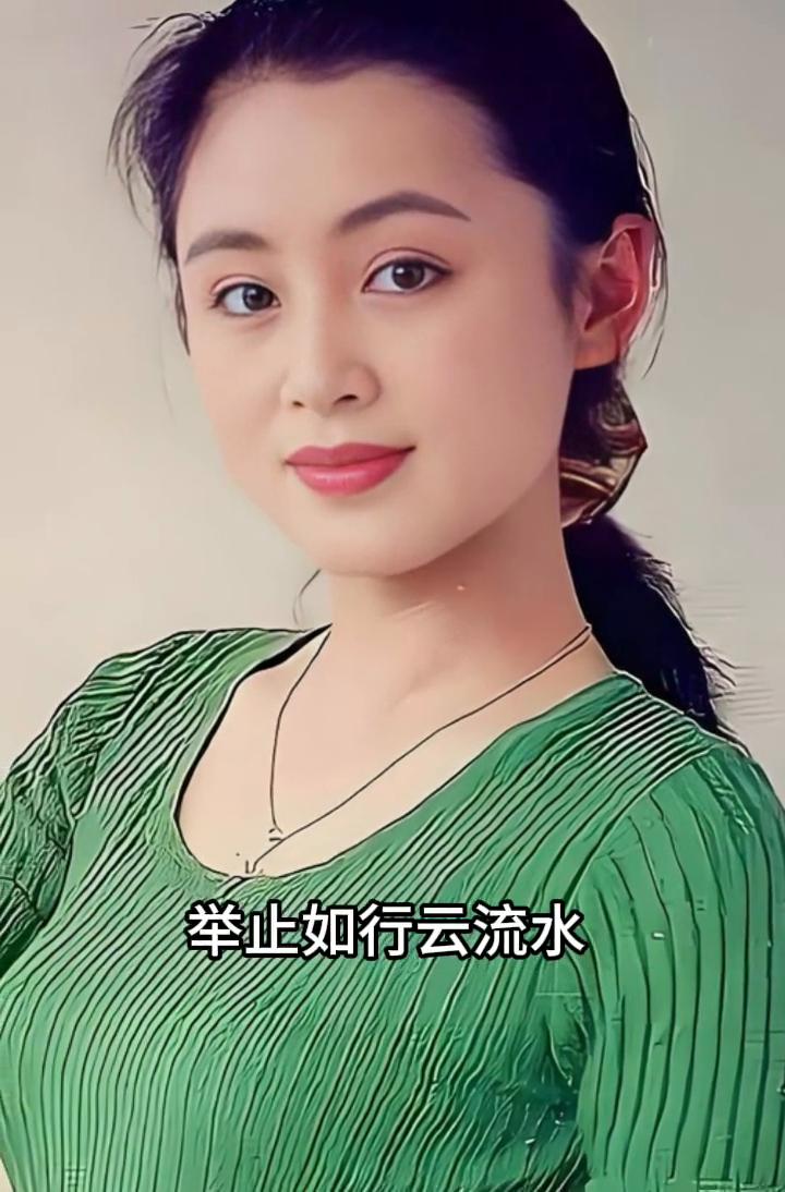 她是众人心中的绝世之美，五十岁后愈发有韵，未老容颜更添从容气度，举止如行云流水，