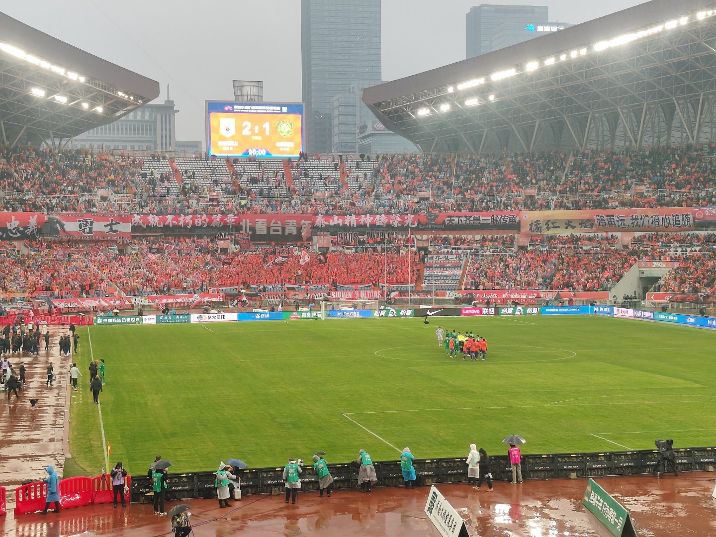 全场比赛结束，泰山队2：1战胜北京国安队，谢文能、克雷桑分别进球！两战全胜，我们