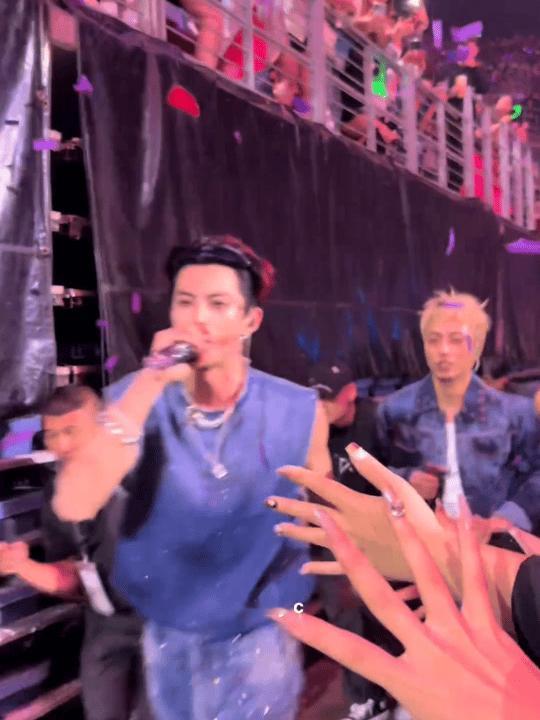 王鹤棣演唱会送粉丝项链 ？这种饭撒啥时候能轮到我[泪]一整个羡慕住了！当王鹤棣的