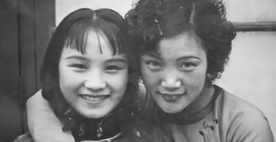 1916 年天津发生双烈女事件，丽姑和春姑因父亲贪财错嫁，得知戴家次日将登门要人