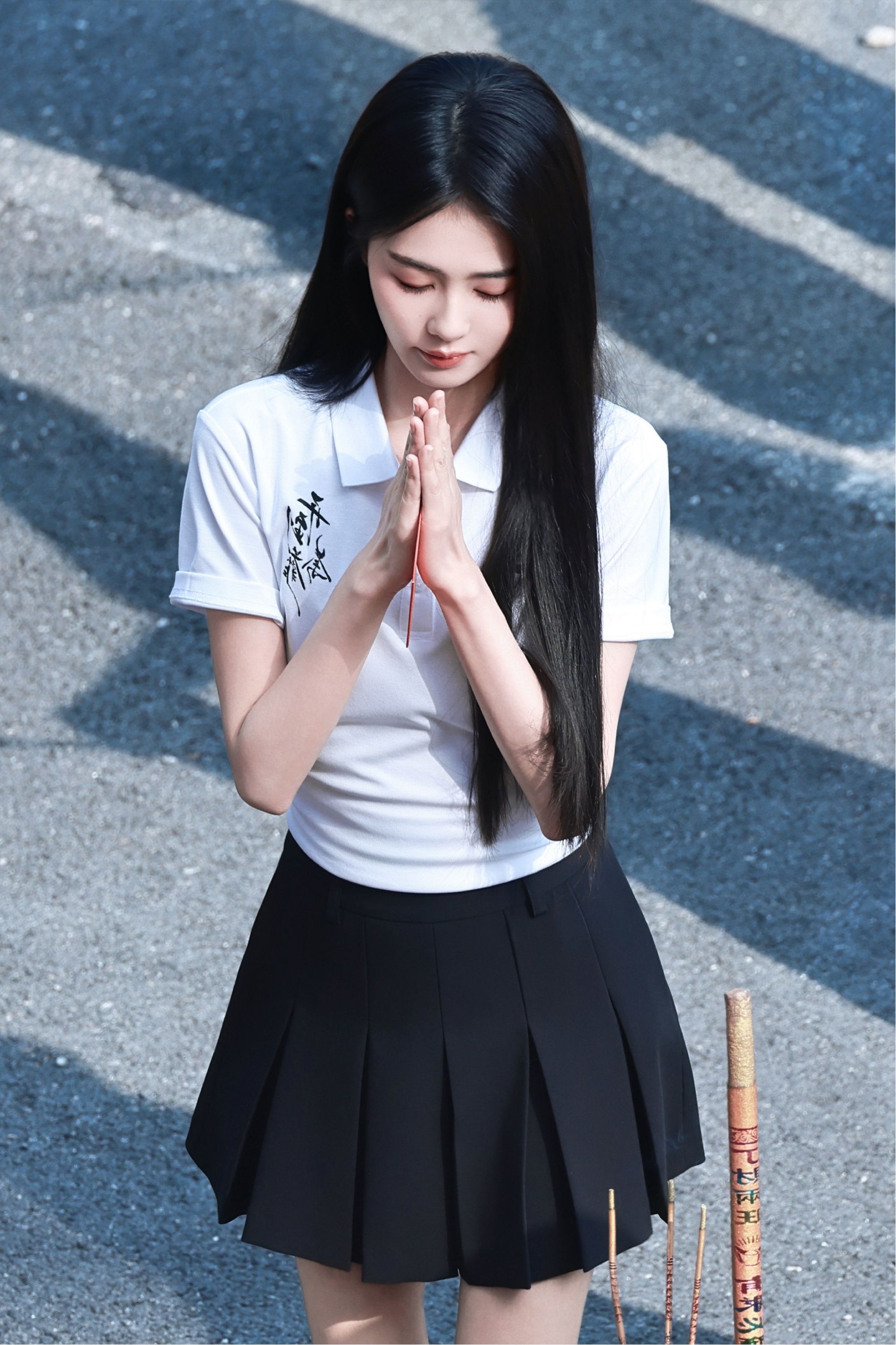 白鹿王韵娜开机照 白鹿新剧《开到荼蘼》在佛山开机，白鹿黑长直造型，白色Polo衫