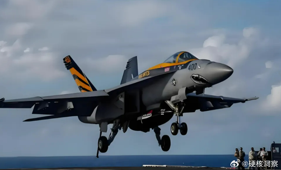 半小时连摔两架飞机！南海感觉成了美军的噩梦之地 朋友们，见过摔飞机的...
