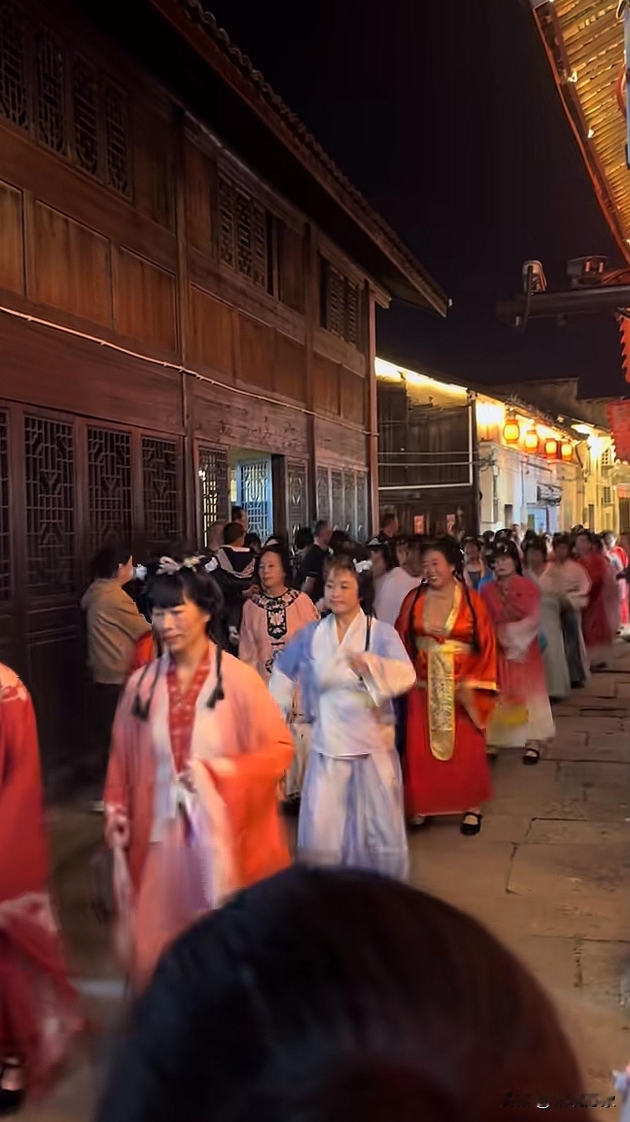 古街遇汉服巡游[呲牙]有没有喜欢的，请举手示意汉服