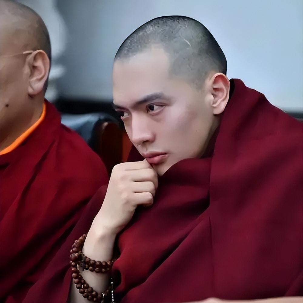 西藏活佛达隆爆火，不是因为活佛身份和佛学知识，而是因为颜值而走红。

达隆活佛今
