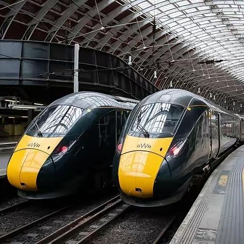 这操作真让人惊掉下巴！俩中国留学生在英国把“小聪明”用错了地方，钻火车延误赔偿的