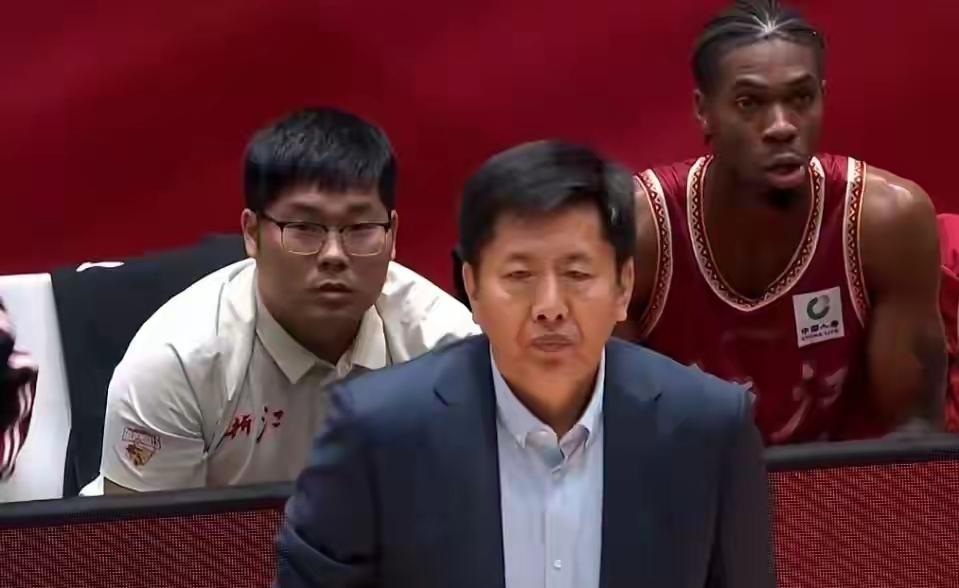 浙江稠州金租官宣丁伟辞职，这是又去哪儿救火了？

浙江稠州金租俱乐部是这样说的：