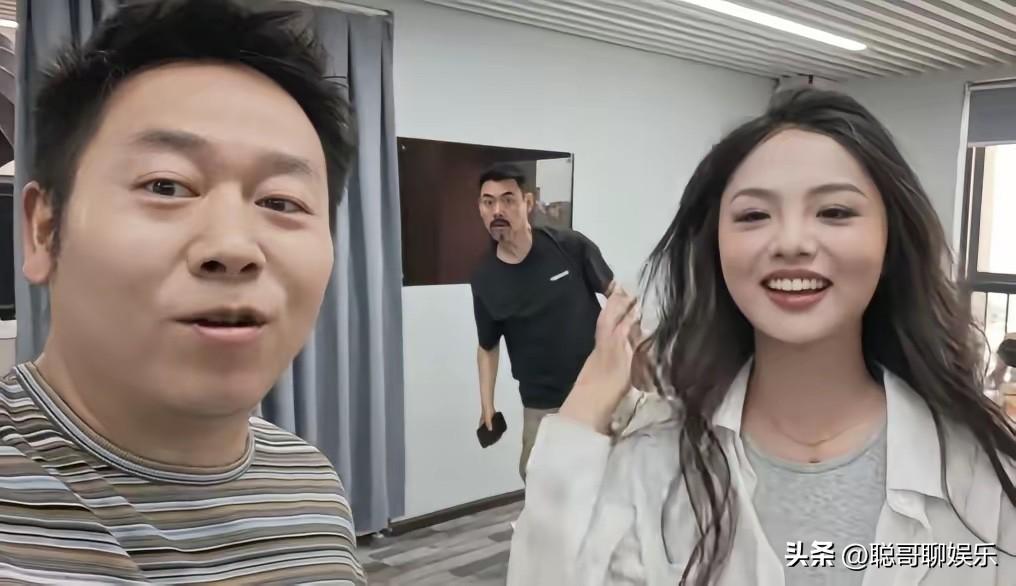 球球单飞后直播凉得透透的，反倒给陈翔六点半送来了一堆美女。

今年五月初，球球高