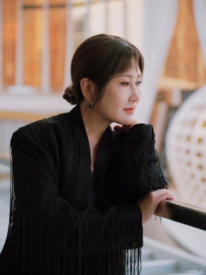 张凯丽这个效果确实有些过了……

之前，张凯丽被吐槽说“不穿足力健”了

当时她