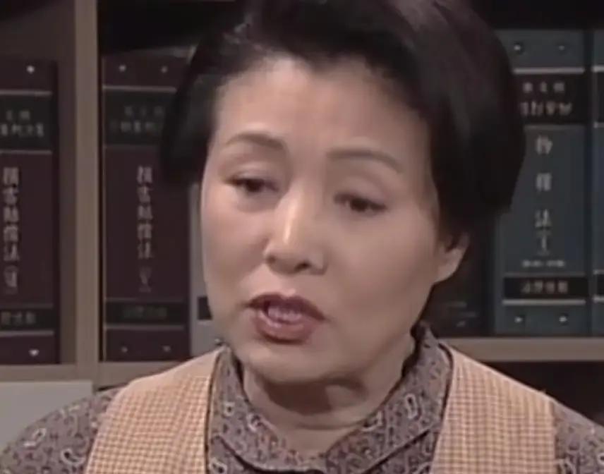 扒了27年，才看懂《看了又看》的骗局：那个所谓的律师豪门，根本不存在。
当年我们