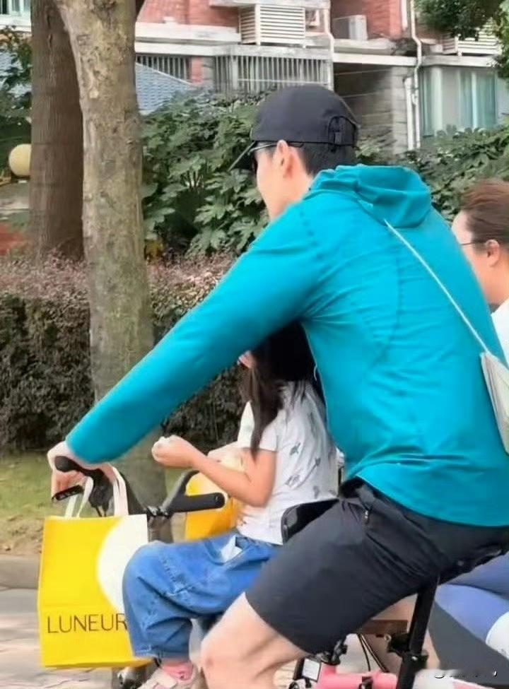 胡歌带妻子女儿骑行


胡歌被偶遇带妻女外出骑行。他身穿蓝色运动衣，头戴黑帽，骑
