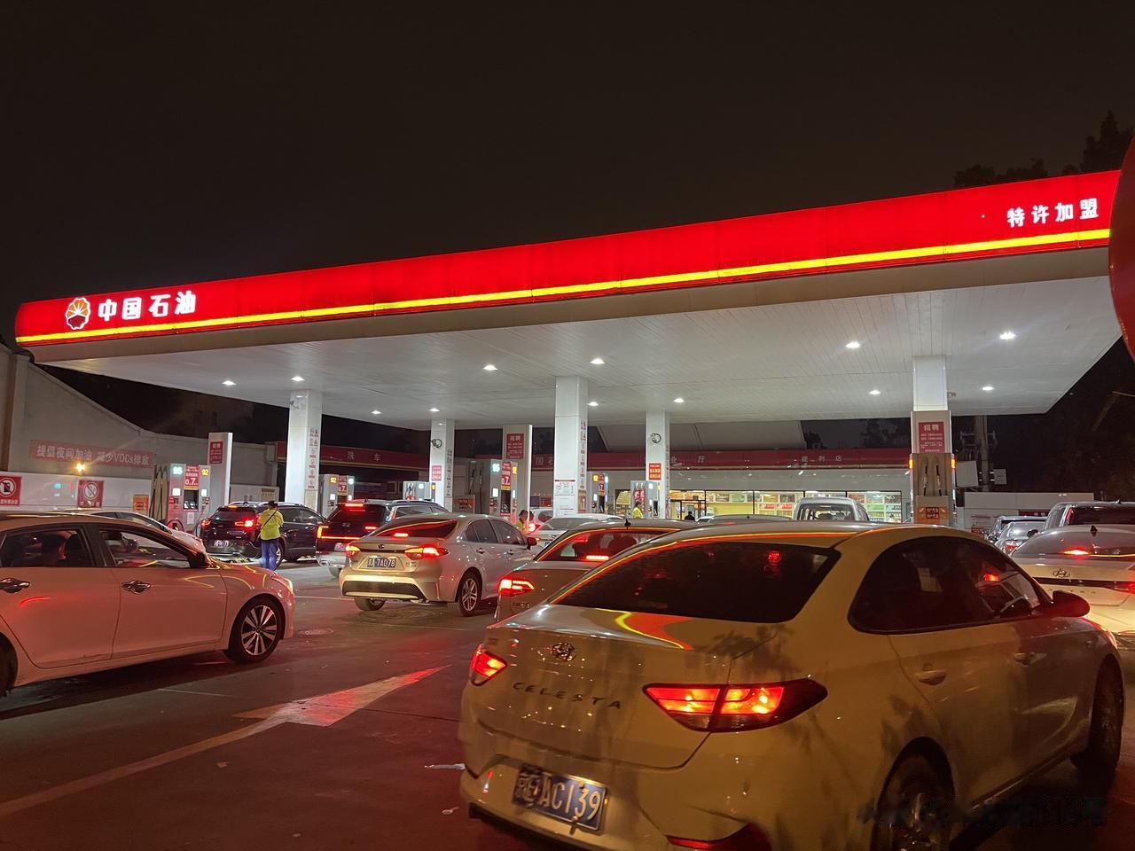 7月12日晚24时，汽油价格将再次上涨，每升汽油将上涨1毛钱。原油变化率为2.5