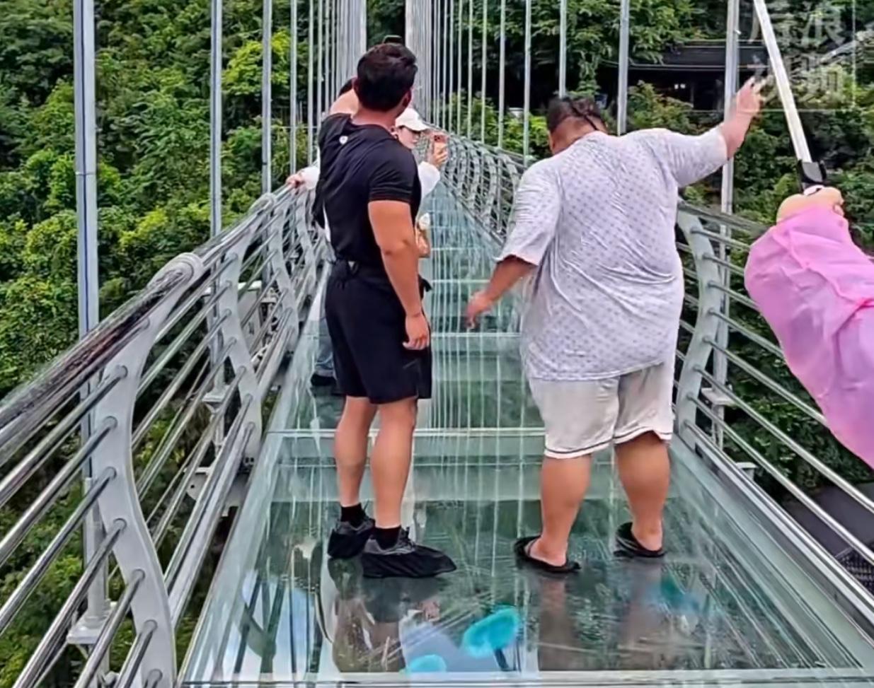 现在的网红都这么找刺激吗？
343斤，玻璃桥，
从被拍的镜头里看到他还在跳舞，