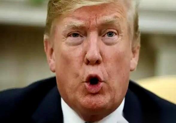 你敢信吗？
一艘50岁的老航母，本来都准备拉去拆了，又被硬生生从“养老院”里拖出