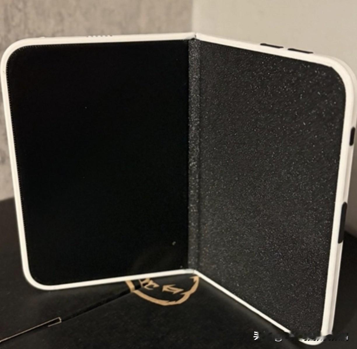 近日有博主曝光了苹果首款折叠屏iPhone Fold的最新模型，这款机型在设计和