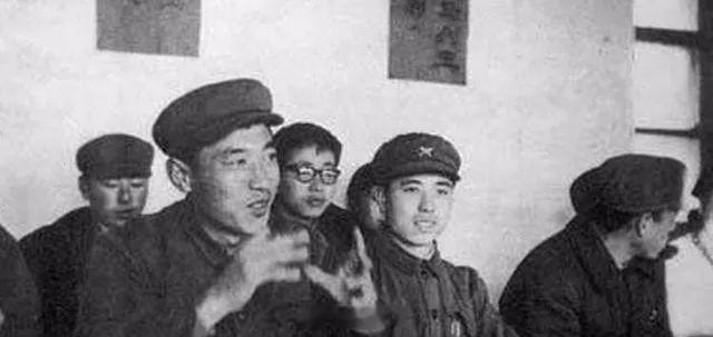 蒋方舟高考作文一字未写在2008年，清华大学降60分破格录取蒋方舟。当时蒋方舟高